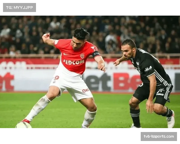 镜头之外：洛里昂主帅在中场休息时于通道内激烈训话